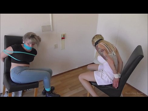 ❤️ Toksomaniulo / ligita kaj buŝoŝtopita / junulino en mizero Faka video  ĉe ni ☑